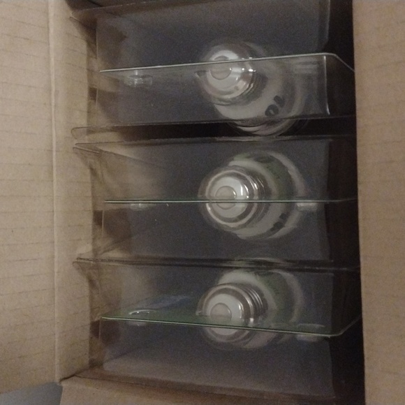 GE energy smart light bulbs you get a box of 3 - Picture 3 of 4